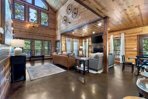 Una televisión, una chimenea, un futbolín