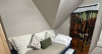 Charming 1-bedroom apartment in Old Town Warrenton, walkable to Main Street