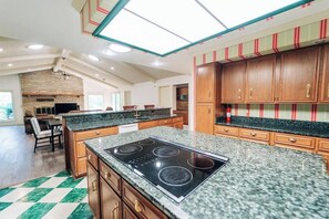 ثلاجة، ميكروويف، فرن، موقد طهي مسطح