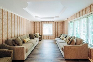 Téléviseur, table de ping-pong