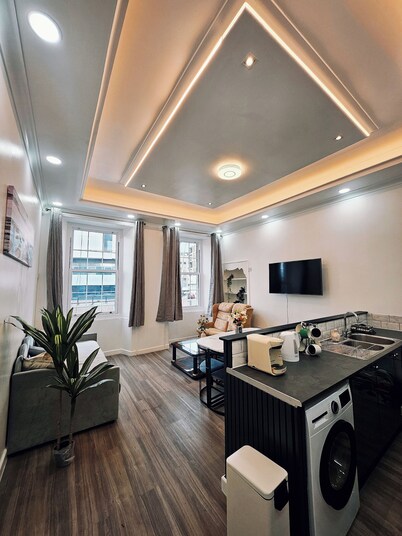 Urban Oasis Spacious 3-bedroom apartment in beautiful Edinburgh with WiFi