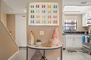 Appart'hôtel, plusieurs lits, balcon, vue piscine (Flip Flop Foray at Cocoa Beach) | Cuisine privée | Réfrigérateur, micro-ondes, four, plaque de cuisson