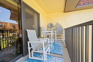 Apartamento, varias camas, balcón, vistas a la piscina (Flip Flop Foray at Cocoa Beach) | Terraza o patio