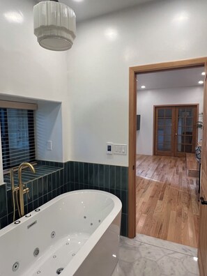 Banyera d'hidromassatge, bidet, tovalloles i sabó 