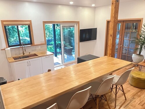 Private Apartment with Spa Bathroom - heated floors, jetted tub, wifi, kitchen