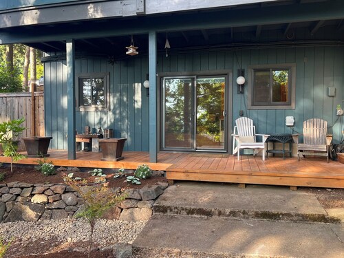 Private Apartment with Spa Bathroom - heated floors, jetted tub, wifi, kitchen