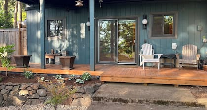 Private Apartment with Spa Bathroom - heated floors, jetted tub, wifi, kitchen