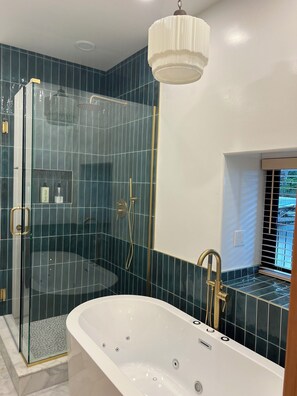 Een bubbelbad, een bidet, handdoeken, zeep
