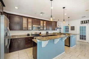 Mikrobølgeovn, ovn, kokeplater og oppvaskmaskin