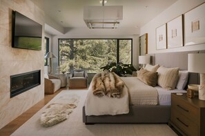 4 bedrooms, desk, iron/ironing board, WiFi (free)