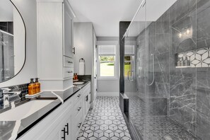 Douche, sèche-cheveux, serviettes fournies