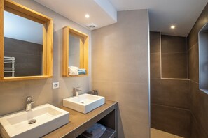 A modern bathroom with two sinks, a large mirror, and a shower area. - Mv Lodge (La Couarde-sur-Mer)