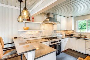 Fridge, microwave, stovetop, dishwasher - Waterfront Home on Lake Samish w/ Hot Tub & Dock! (Bellingham)