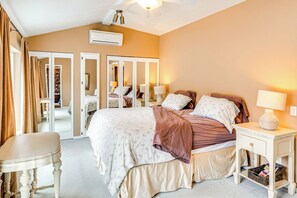 4 habitaciones, escritorio y tabla de planchar con plancha