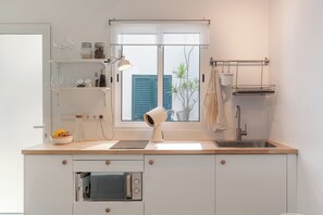 Fridge, microwave, stovetop, coffee/tea maker