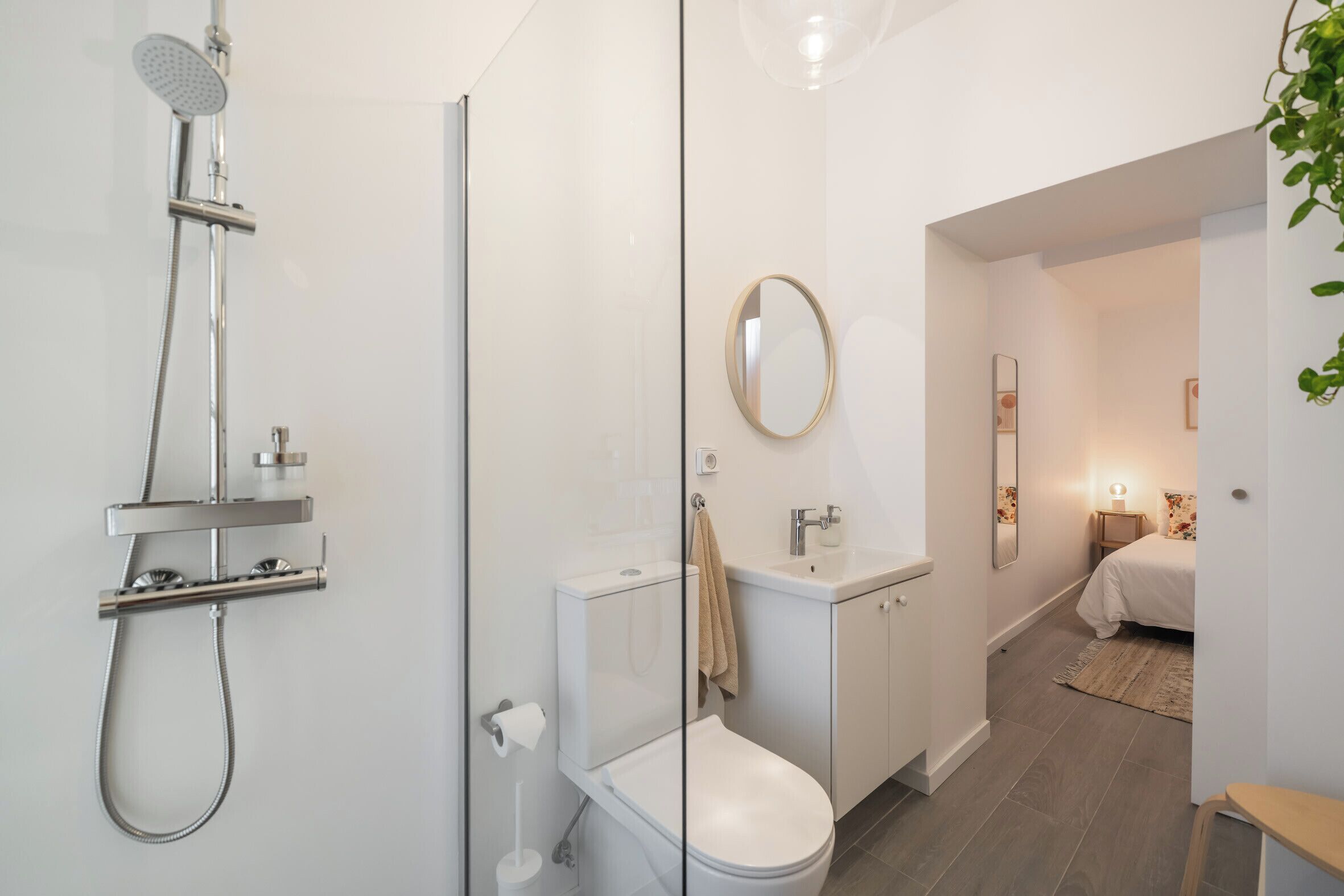 Een douche, een haardroger, handdoeken