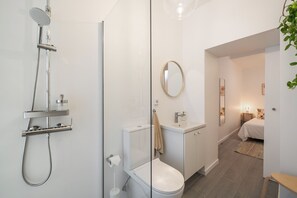 Douche, séchoir à cheveux, serviettes fournies