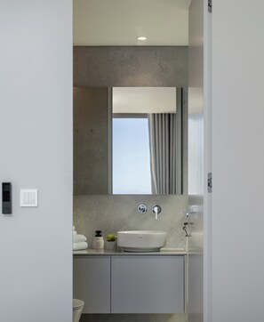 Douche, sèche-cheveux, serviettes fournies