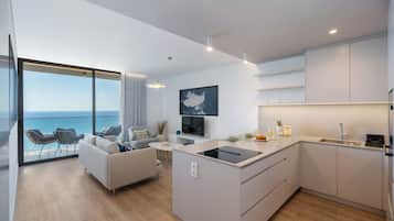 Lemari es, microwave, oven, dan kompor