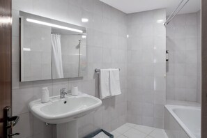 Secador de cabelo, toalhas de banho