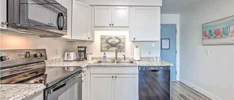 Kühlschrank, Mikrowelle, Ofen, Herdplatte