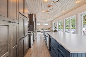 Fridge, oven, stovetop, dishwasher