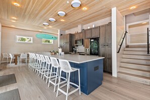 Kjøleskap, ovn, kokeplater og oppvaskmaskin