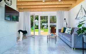 TV - Cozy home in Bialogora with WiFi (Bialogora)