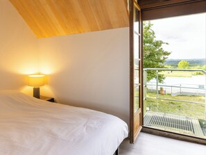 6 bedrooms, iron/ironing board, WiFi, bed sheets