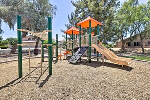 Children's area - Modern Spacious Open 5BR Family Retreat w/ Pool, Game Room + Prime Gilbert Locat (Gilbert)
