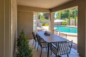 Outdoor dining - Modern Spacious Open 5BR Family Retreat w/ Pool, Game Room + Prime Gilbert Locat (Gilbert)