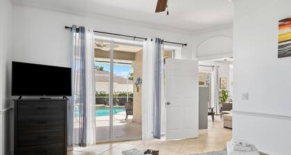 Oasis Home/Heated Pool/Fenced Big Yard/Pet Friendly