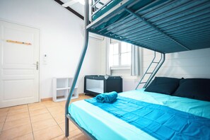 2 室のベッドルーム、旅行用ベビーベッド、WiFi (無料)、ベッドシーツ