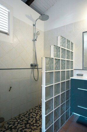 Douche, articles de toilette écologiques, serviettes fournies, savon