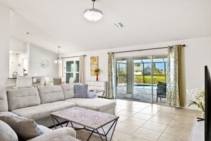 Smart TV - Newley Built/Heated Pool/Canal Views/Level 2 EV Charger (Rotonda West)