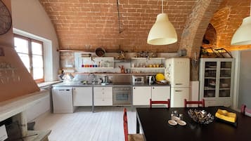 Frigorifero, microonde, forno, piano cottura