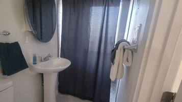 Douche, serviettes fournies, savon, papier toilette