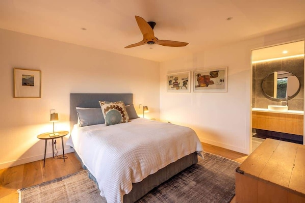 2 bedrooms, iron/ironing board, WiFi