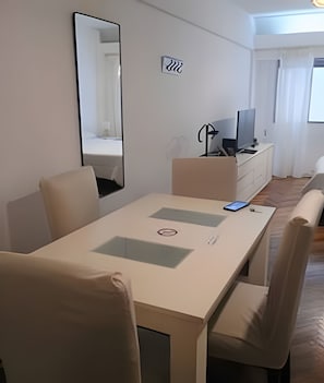 Apartamento | Wi-Fi de cortesia, roupa de cama