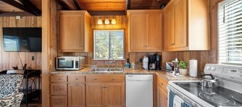 Cambria Mountain View Retreat/Firepit/EV Charger/Wi-Fi/Welcoming 2-bedroom house
