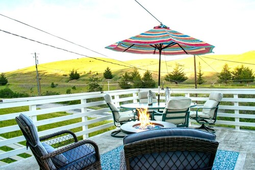 Cozy Coastal Cabin EV, fire pit King Bed