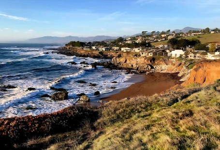 Sun loungers, beach towels. Cozy Cambria Cottage/Firepit/EVCharger/Beach Vibe/King Bed