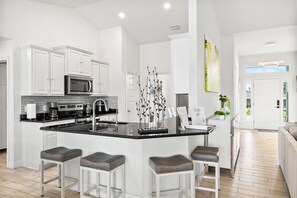 Refrigerador, microondas, placa de cocina, lavavajillas