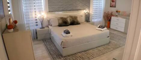 4 bedrooms, desk, WiFi, bed sheets