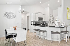 Dining - Newley Built/Heated Pool/Golf Course Views/Sleeps 9 (Rotonda West)