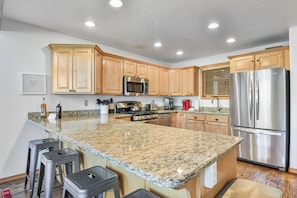 Luxury Townhome, Patio, Mountain View | Private kitchen