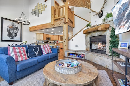 Luxury Townhome, Patio, Mountain View | Living area