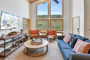 Luxury Townhome, Patio, Mountain View | Living area