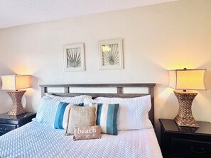 2 bedrooms, iron/ironing board, free WiFi, bed sheets - Private Beach Access, Steps to Ocean, Heated Pool, Garage, Beach towel/toy/chair (St. Augustine)
