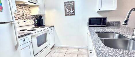 Micro-ondes, four, plaque de cuisson, lave-vaisselle
